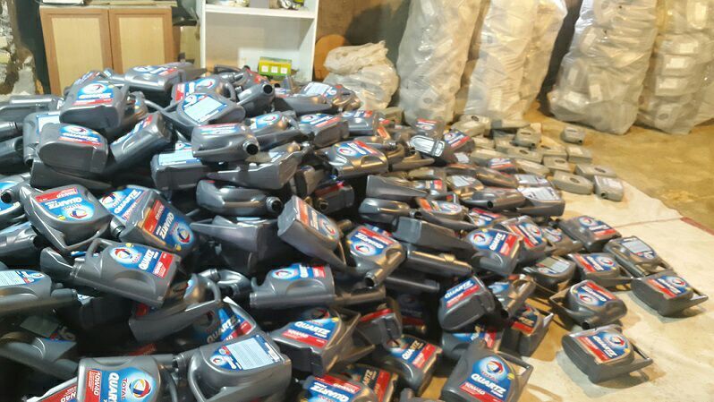 تصویر روغن موتور تقلبی در بازار ایران و اهمیت خرید روغن اصل آبشار از فروشگاه خانی