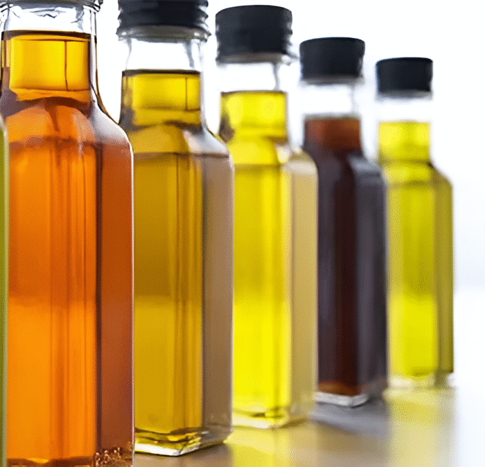 نمونه‌های متفاوت رنگ روغن‌های صنعتی از شفاف تا قهوه‌ای تیره